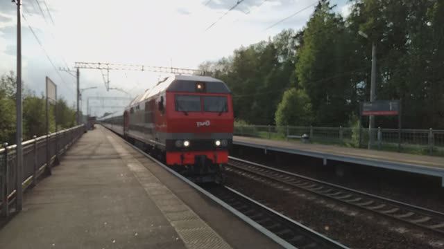 ТЭП70БС-366 с поездом № 46 Санкт-Петербург — Иваново следует во Мгу