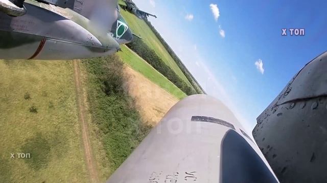 Штурмовики СУ-25 с бреющего наносят чудовищный ракетный удар по позициям ВСУ