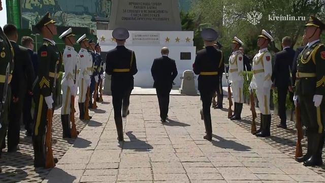Путин возложил цветы к памятнику советским воинам в китайском Харбине