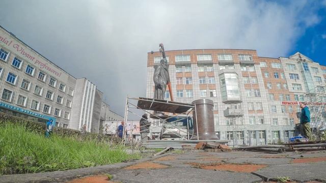 Timelapse. Установка в Пермском университете памятника Мешкову