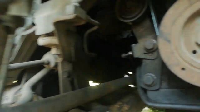 Крайслер Гранд Вояджер-3 25 ТД меняем ремень помпы без лишних  проблем в дороге.