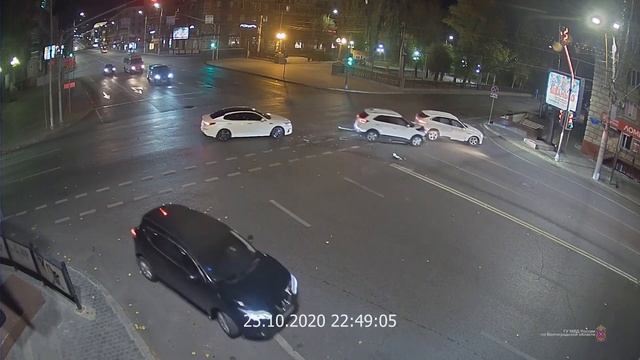 Женщина за рулем Jaguar выехала на «красный» и протаранила Hyundai в центре Волгограда