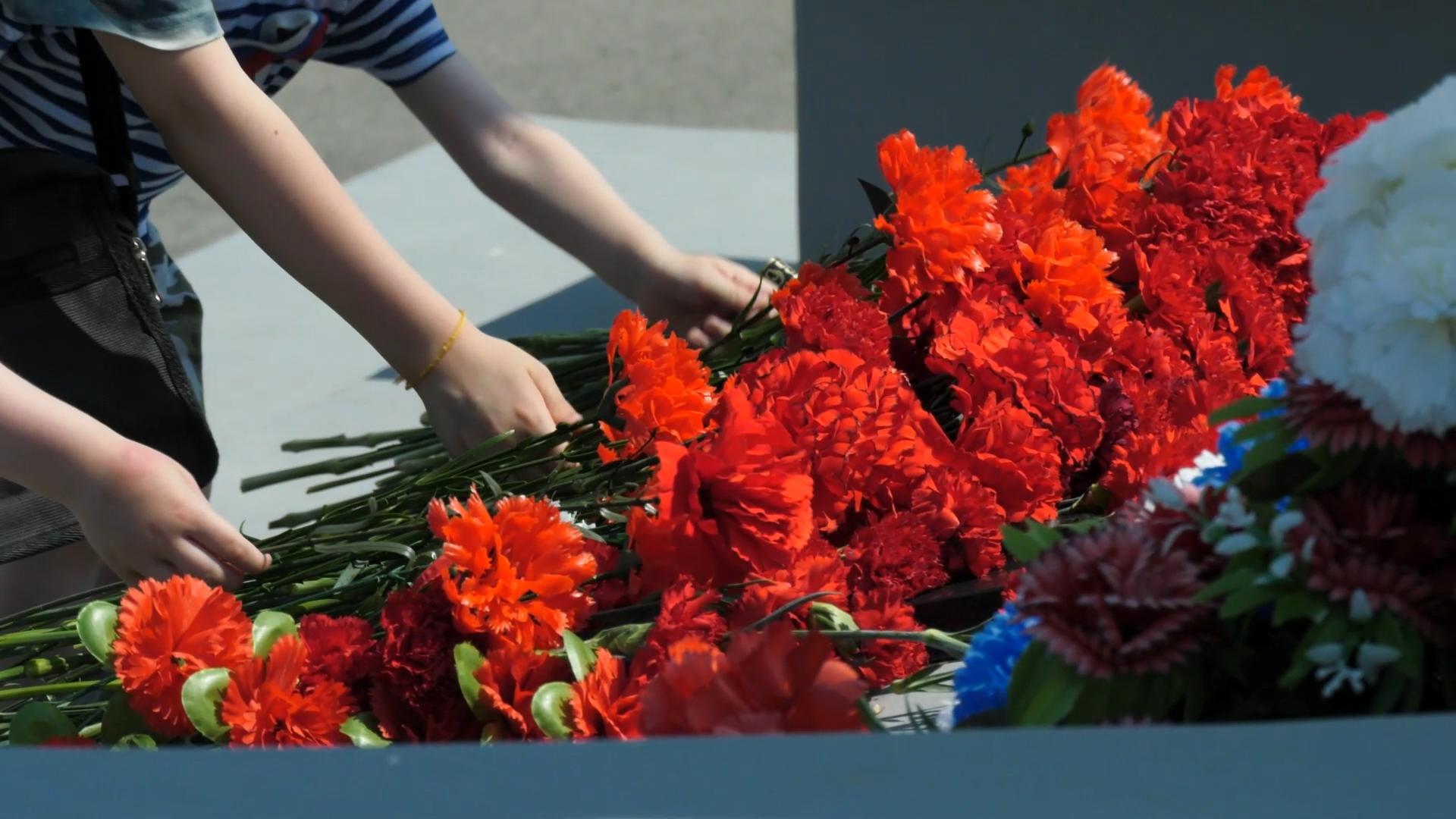День памяти и скорби. Шадринцы возложили цветы к Вечному огню