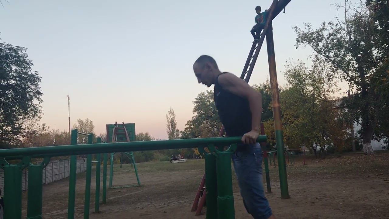 Отжимания на брусьях от Мистера Фламберга