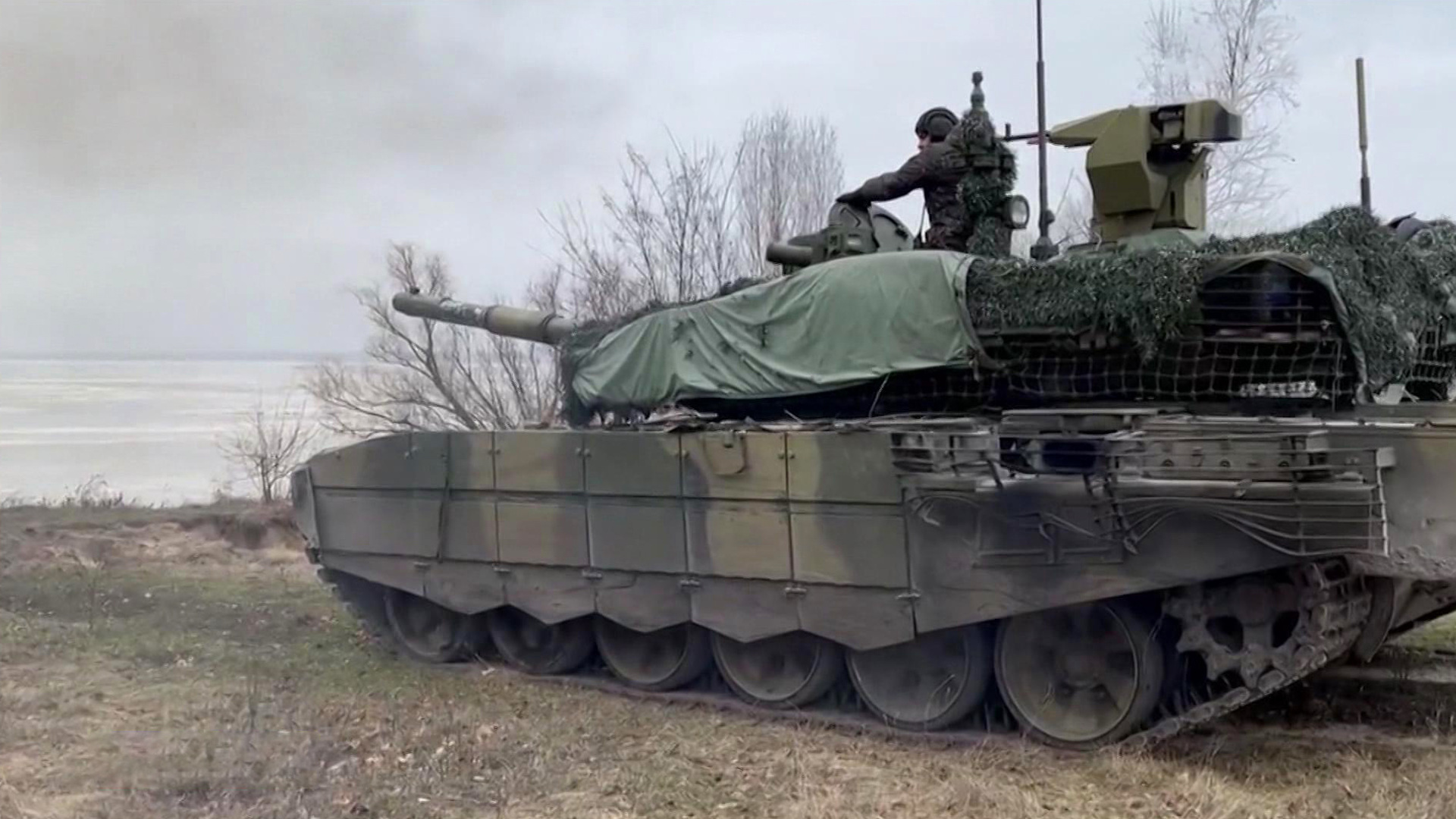 Российские танки наносят удары по противнику: яркое видео