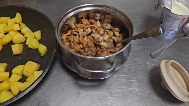 Готовим на глаз. Картошка с грибами в горшочках.