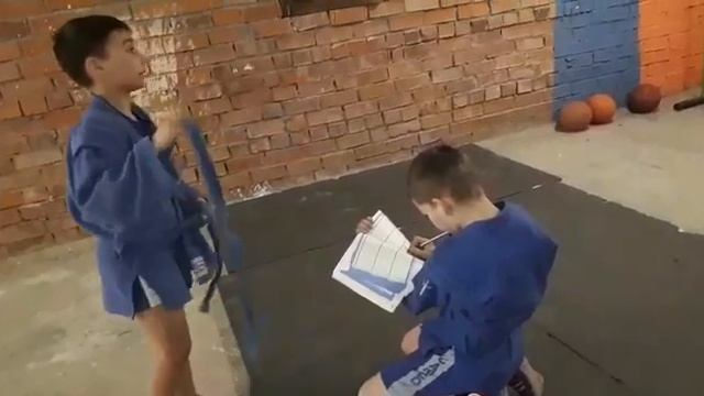 Данил Шумаев, ЦСКА, получает зачёт на ковре спортивного праздника в честь дня защитника Отечества