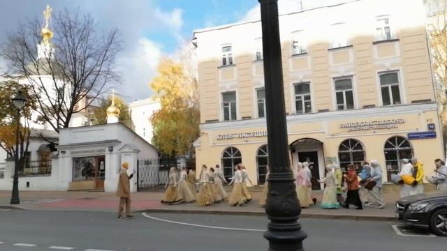 Москва. Большая Никитская улица. Кришнаиты. 7.11.2020.