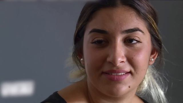 Cette préparatrice en pharmacie ne lâche pas sa fille d'une semelle