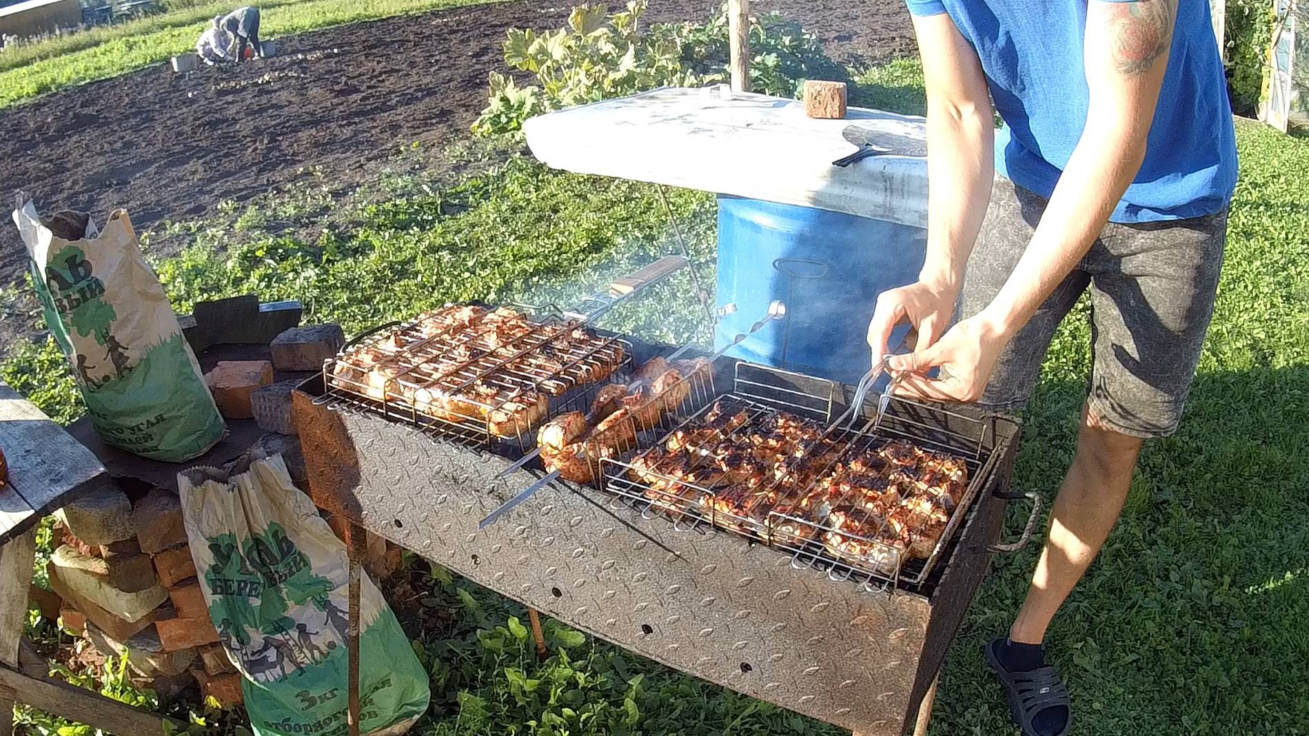 Приехали дети на помощь. Живем в деревне