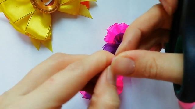 МК простых и ярких бантиков из капроновой ленты