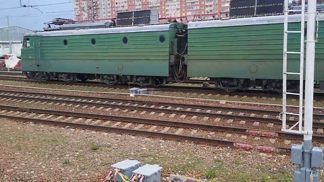 ВЛ10У-875 отправляется со станции Голицыно