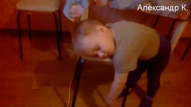 Ребенок пришел с сада. Устал. Спит стоя. Разбудить попытка #1