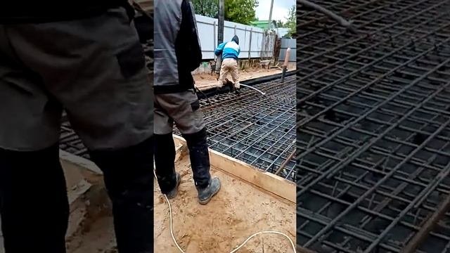 Заливка фундаментной плиты ребра вниз.фундаментбетоносмеситель виброрейка