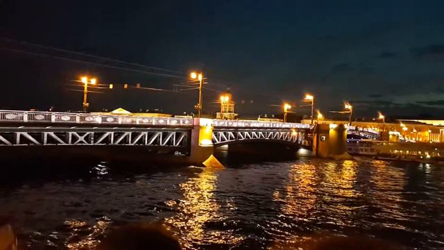 Санкт-Петербург. Разведение мостов на Неве. Все хотят посмотреть ))