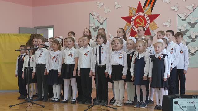 Учащиеся одной из школ города Мариуполя дали праздничный концерт для ветеранов ВОВ и военнослужащих