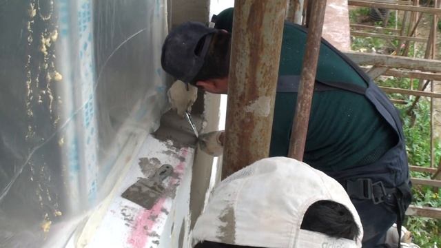 Втапливание Фасадной сетки в клей, установка внутренних косынок на нижних углах окон