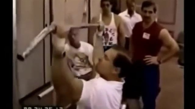 Bodybuilder Larry Scott Workout Tips