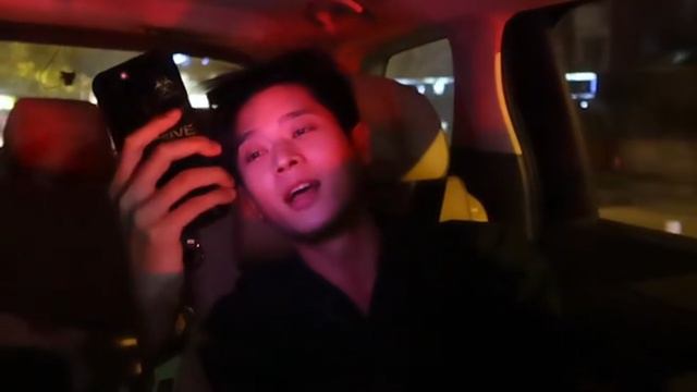 Чэн Лэй поёт песню в машине