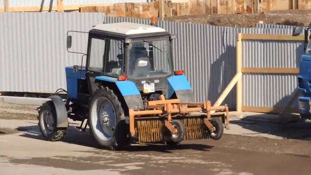 Трактор синий с щеткой видео.