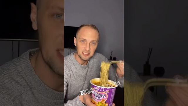 ЗУБАРЕВ ЕСТ ОСТРУЮ ЛАПШУ СГОРЕЛ НА ЧАТ / НАРЕЗКА СО СТРИМА #zubarefff