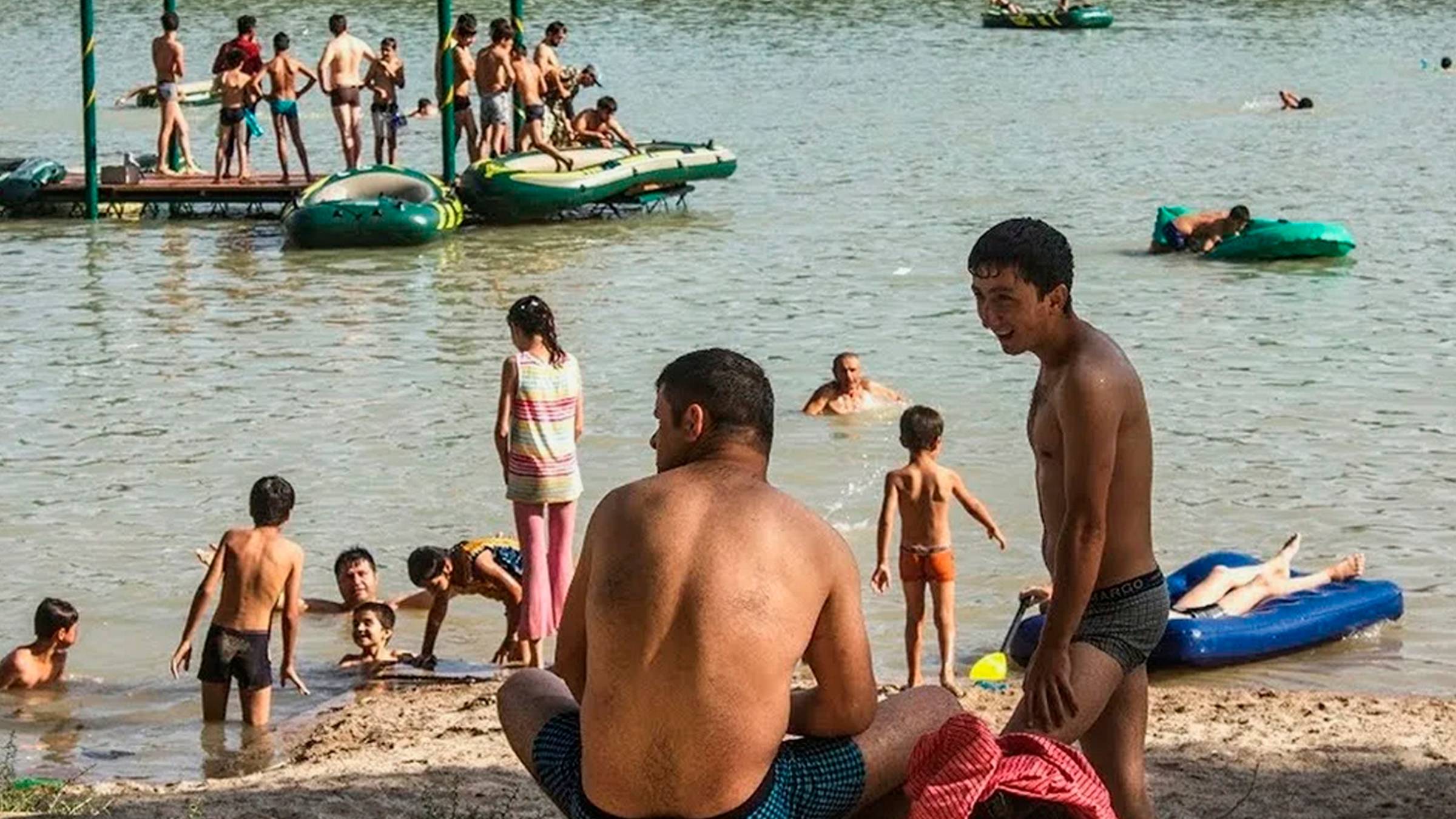 Сорокаградусная жара плавит Таджикистан. Люди спасаются от зноя у водоемов