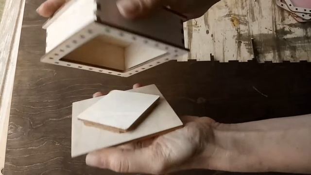 Маленькая деревянная коробочка с запирающейся крышкой