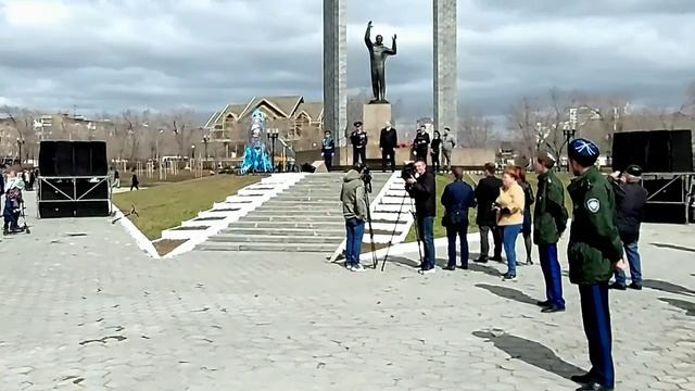 Оренбург День космонавтики в сквере им. Ю. Гагарина  Видео Виктор Поживин.avi