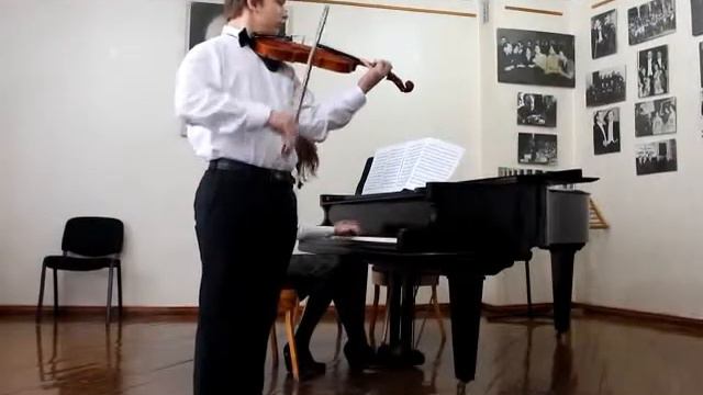 Макс Синицкий играет на скрипке
