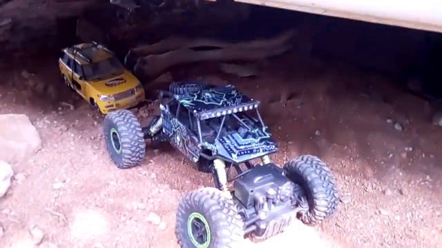 Rc Rock crawler's power pulling a rc Range Rover weight 💯 grams