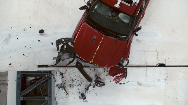 2022 Toyota Highlander updated moderate overlap crash test (extended footage)