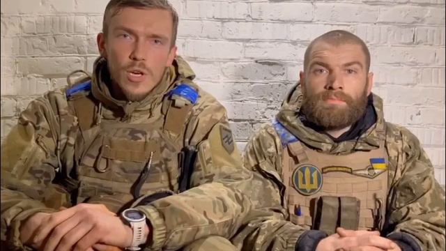 Las Fuerzas Armadas de Ucrania están quitando los pantalones a los cadáveres de militares.