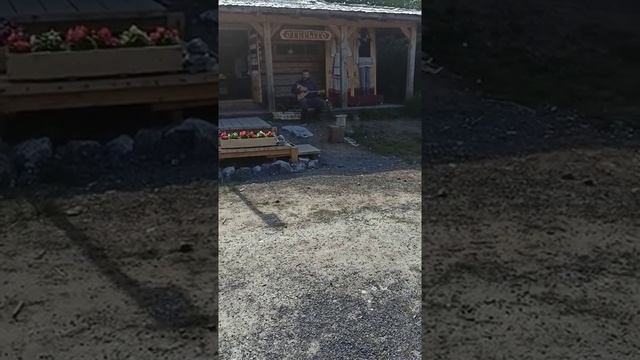 Играет на балалайке в Рускеале!