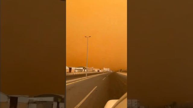 ⚡️Сильнейшие пылевые бури уже вторые сутки на севере Саудовской Аравии,
