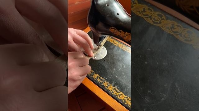 Швейная машинка ПМЗ 1М с ручным приводом.