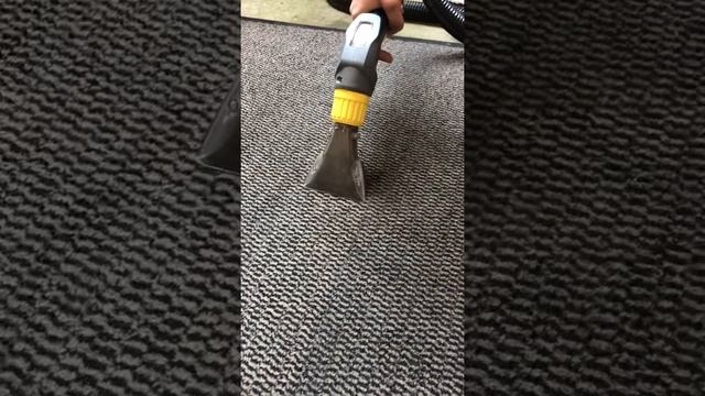 Чистка ковра пылесосом Karcher puzzi 8/1
