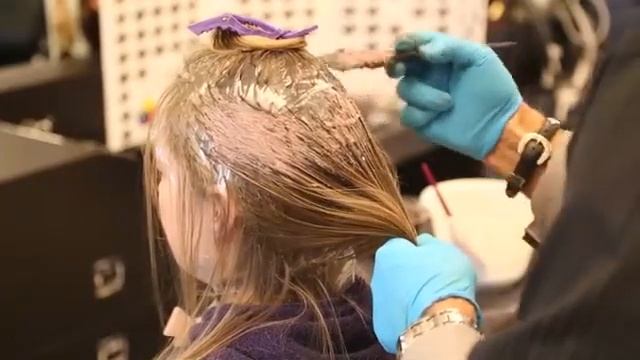 Tips on Highlighting Hair With a Cap With Two Colors