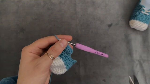 Вязаные пинетки мокасины для мальчика крючком. 3-6 месяцев