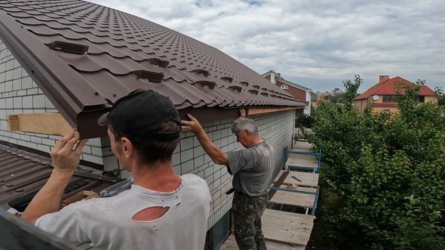 Подшивка свесов крыши профнастилом - металлом | Как сделать