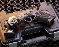 Smith & Wesson (S&W) M&P 2.0 45 ACP заряжание и стрельба пистолета (глушитель SilencerCo Omega).