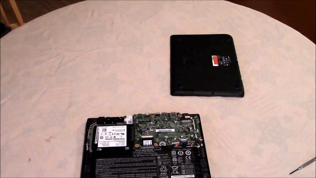 Acer E11 ES1-111M-P2YU Overview And Disassembly