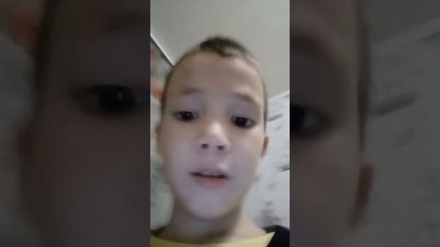 Тренировка кикбоксингом в папиной футболке.