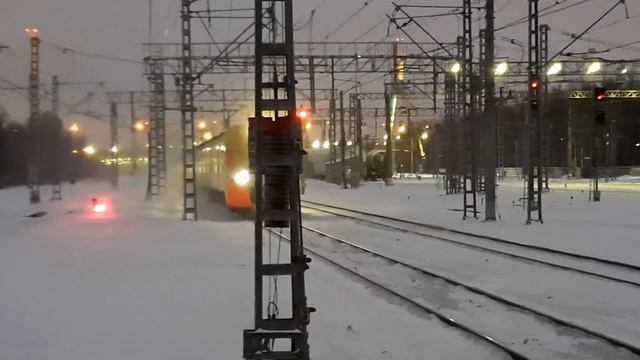 Электропоезд ЭТ2М-125 следует на линию из депо и ЭС2Г 