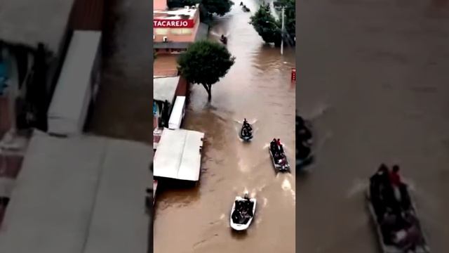 По улицам Бангладеша вместо автомобилей плавают на лодках после наводнения