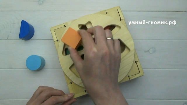 Деревянный крутящийся сортер для малышей