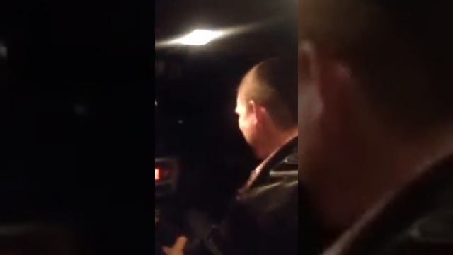 Джек играет на скрипке