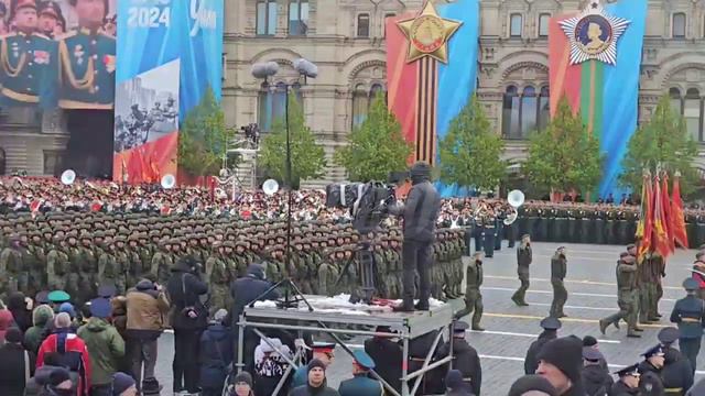 Парадный расчет участников СВО на Красной Площади был встречен отдельными овациями трибун