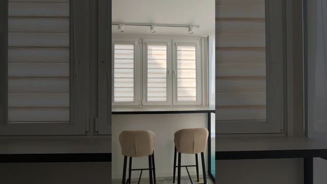 Отличное решение - барная стойка под окном. Кухня на заказ в Анапе. Производство мебели M-STUDIO.