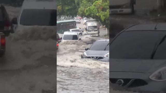 🇨🇴Сильные наводнения из-за проливных дождей в Барранкилье на Карибах
Колумбия, 30.05.2024