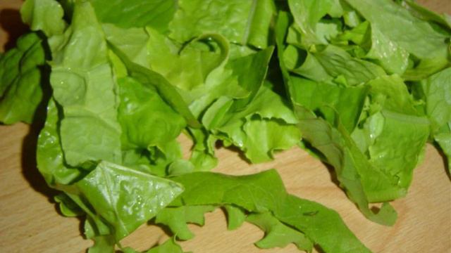 Салат из огурцов, лука и салатных листьев